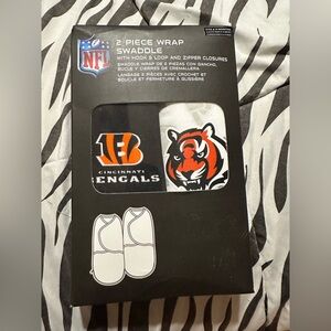 NFL Cincinnati Bengals 2-Piece Wrap Swaddle set 6-9 months